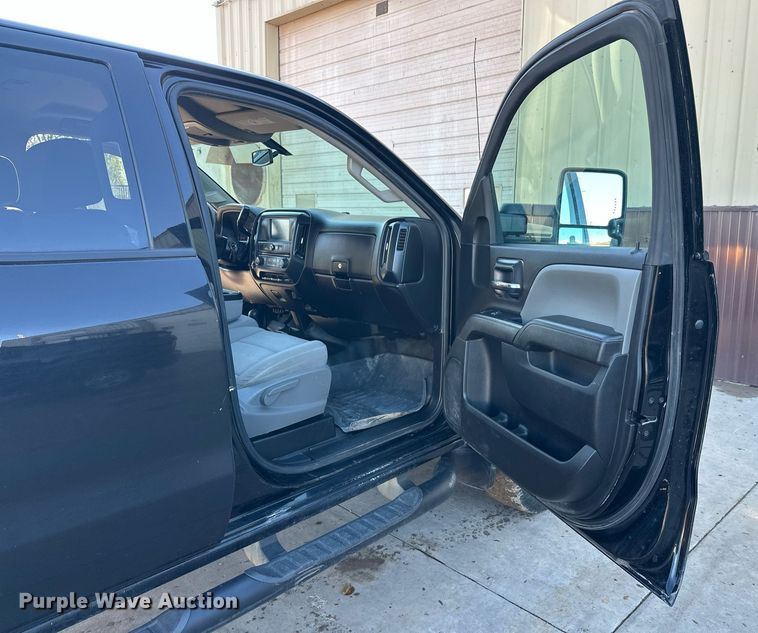 image for item EL0024 2019 Chevrolet Silverado 2500HD Double Cab pickup truck