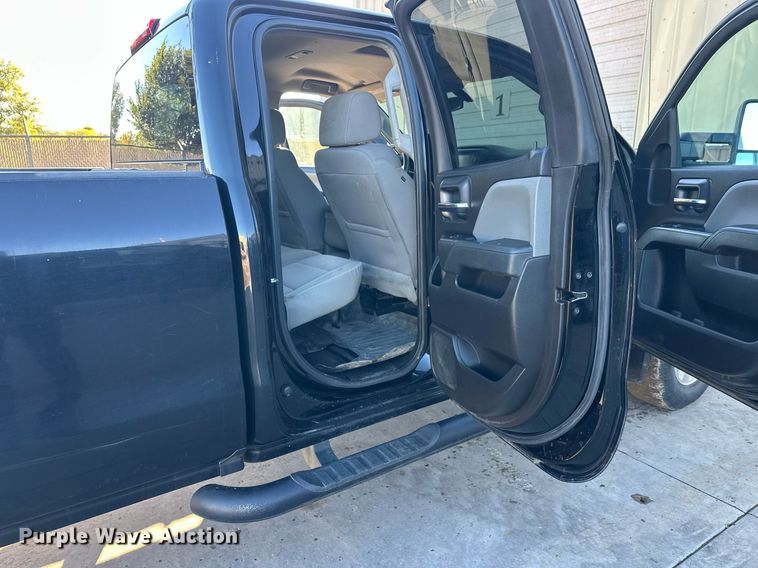 image for item EL0024 2019 Chevrolet Silverado 2500HD Double Cab pickup truck