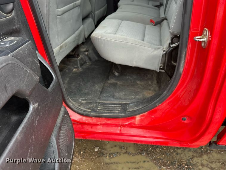 image for item EL0033 2019 Chevrolet Silverado 2500HD Double Cab pickup truck