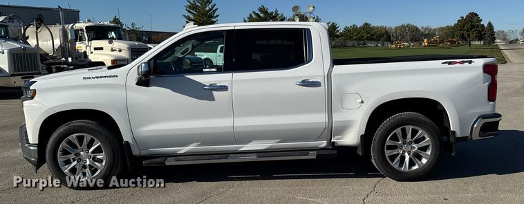 image for item EM2449 2020 Chevrolet Silverado 1500  Crew Cab pickup truck