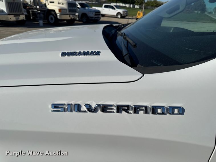 image for item EM2449 2020 Chevrolet Silverado 1500  Crew Cab pickup truck