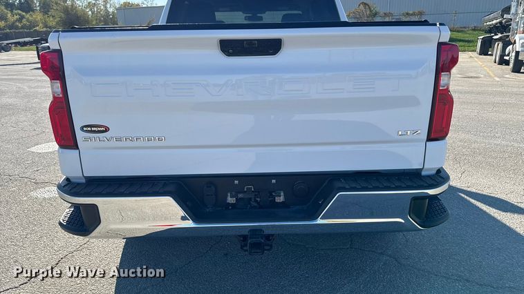 image for item EM2449 2020 Chevrolet Silverado 1500  Crew Cab pickup truck