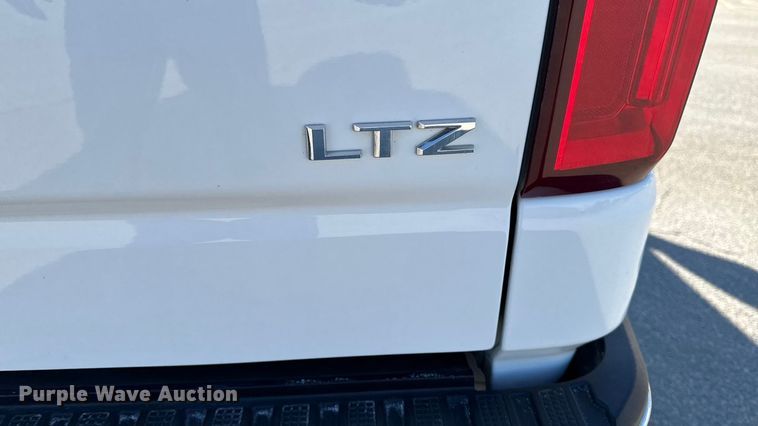 image for item EM2449 2020 Chevrolet Silverado 1500  Crew Cab pickup truck