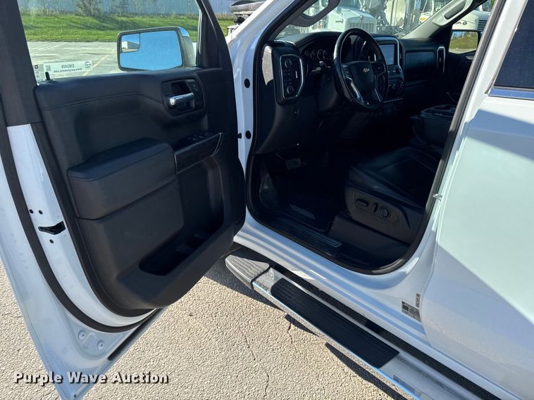 image for item EM2449 2020 Chevrolet Silverado 1500  Crew Cab pickup truck