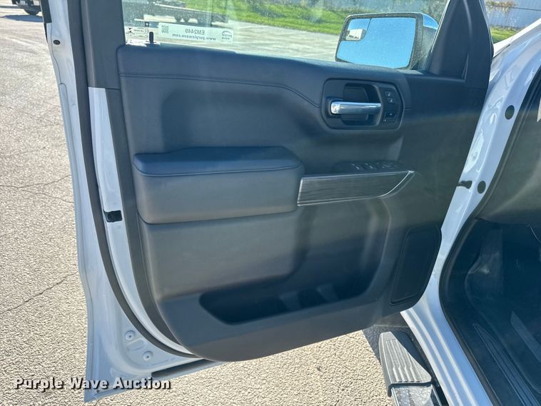 image for item EM2449 2020 Chevrolet Silverado 1500  Crew Cab pickup truck