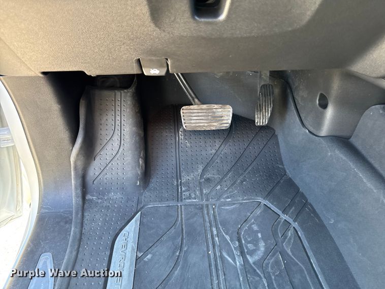 image for item EM2449 2020 Chevrolet Silverado 1500  Crew Cab pickup truck