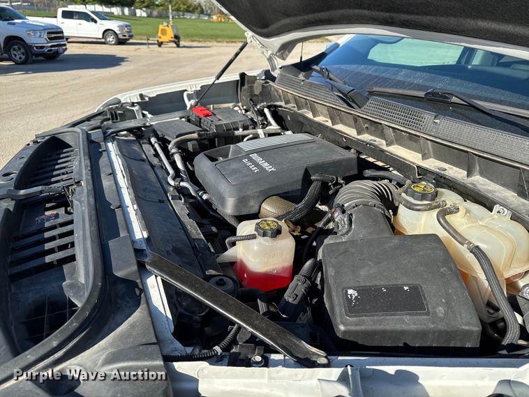 image for item EM2449 2020 Chevrolet Silverado 1500  Crew Cab pickup truck