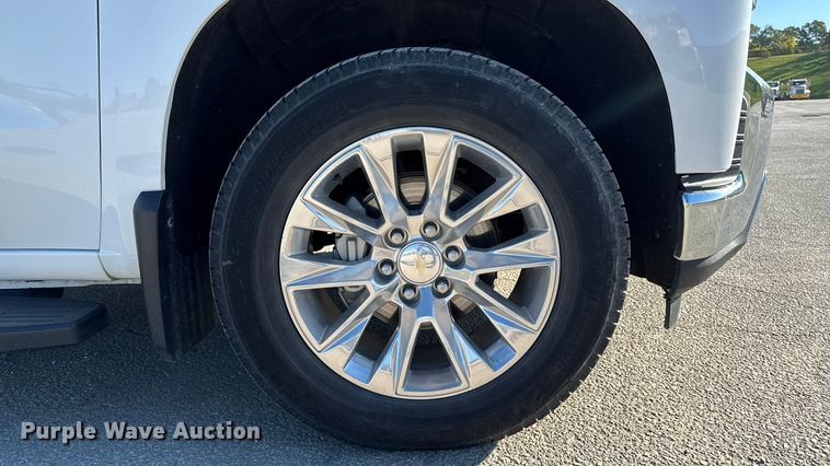 image for item EM2449 2020 Chevrolet Silverado 1500  Crew Cab pickup truck