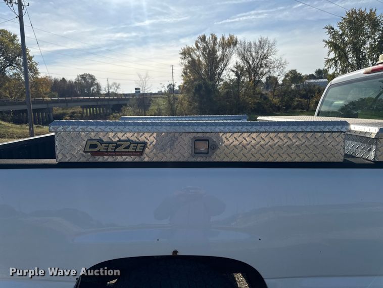 image for item EM2478 2005 Chevrolet Silverado 1500 pickup truck