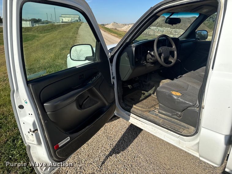 image for item EM2478 2005 Chevrolet Silverado 1500 pickup truck