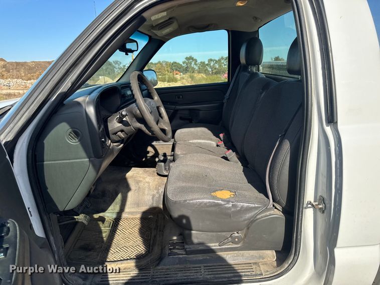 image for item EM2478 2005 Chevrolet Silverado 1500 pickup truck