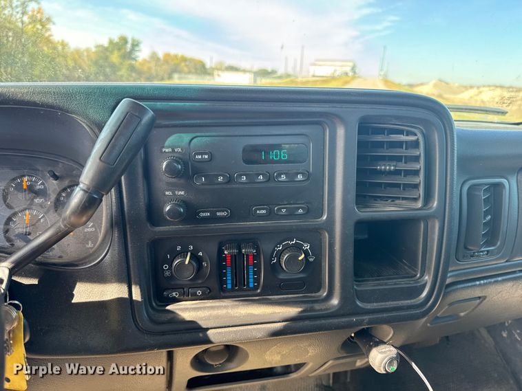 image for item EM2478 2005 Chevrolet Silverado 1500 pickup truck