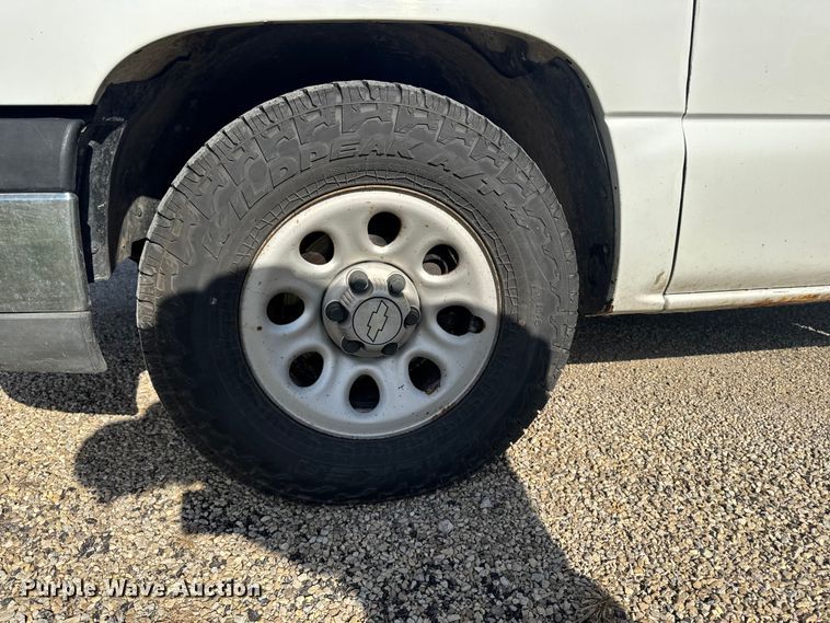 image for item EM2478 2005 Chevrolet Silverado 1500 pickup truck