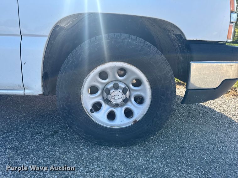 image for item EM2478 2005 Chevrolet Silverado 1500 pickup truck