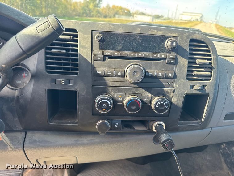 image for item EM2479 2013 Chevrolet Silverado 1500 pickup truck