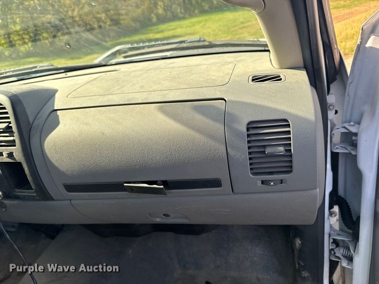 image for item EM2479 2013 Chevrolet Silverado 1500 pickup truck