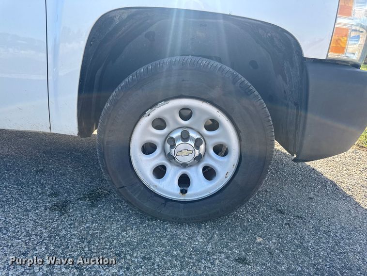 image for item EM2479 2013 Chevrolet Silverado 1500 pickup truck