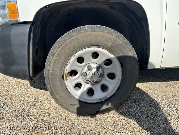 image for item EM2479 2013 Chevrolet Silverado 1500 pickup truck