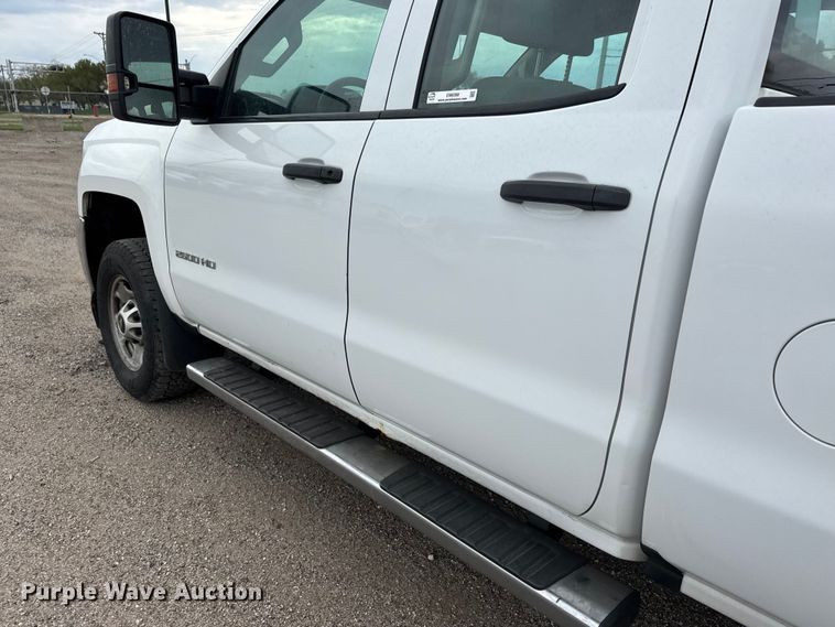 image for item EM8388 2016 Chevrolet Silverado 2500HD Double Cab pickup truck