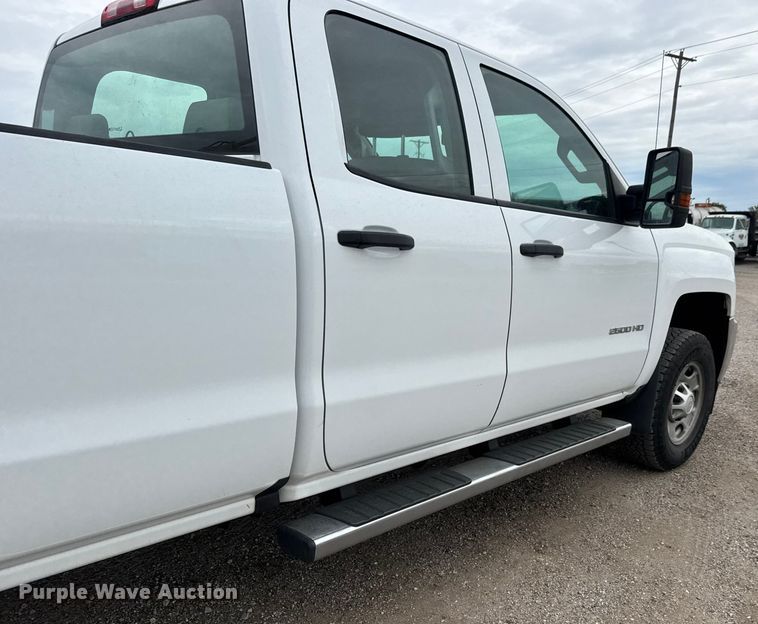 image for item EM8388 2016 Chevrolet Silverado 2500HD Double Cab pickup truck
