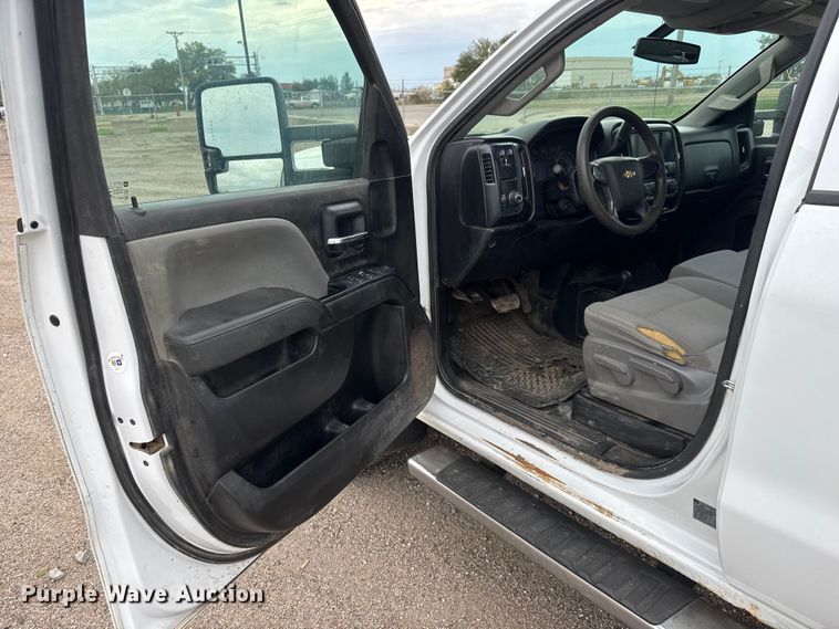 image for item EM8388 2016 Chevrolet Silverado 2500HD Double Cab pickup truck