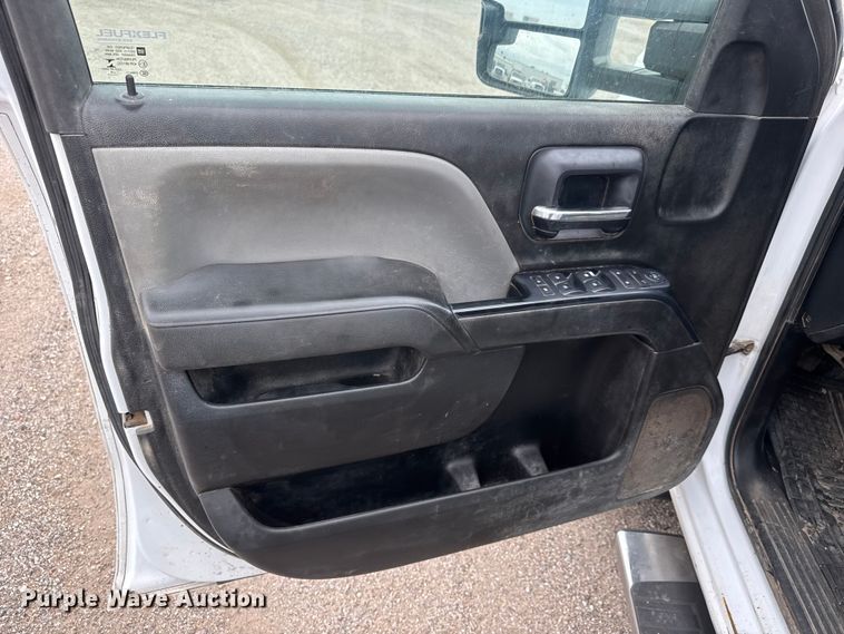 image for item EM8388 2016 Chevrolet Silverado 2500HD Double Cab pickup truck