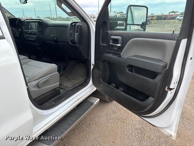 image for item EM8388 2016 Chevrolet Silverado 2500HD Double Cab pickup truck