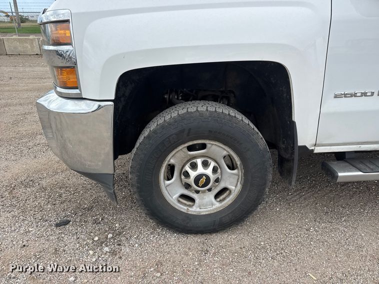 image for item EM8388 2016 Chevrolet Silverado 2500HD Double Cab pickup truck