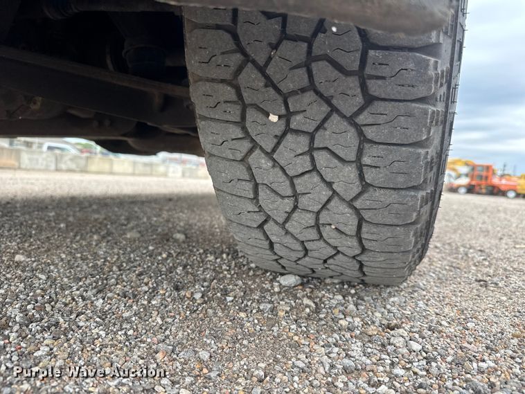 image for item EM8388 2016 Chevrolet Silverado 2500HD Double Cab pickup truck