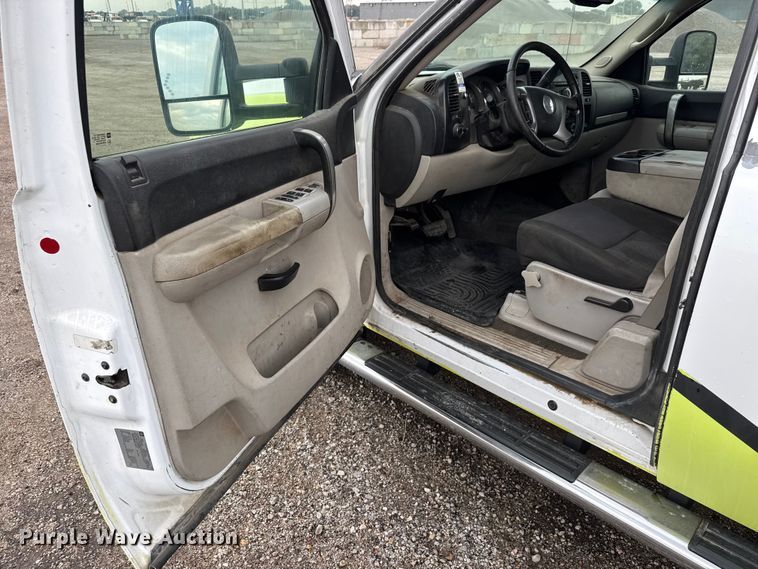 image for item EM8410 2007 Chevrolet Silverado 2500HD Ext. Cab pickup truck