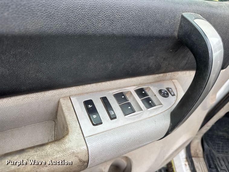 image for item EM8410 2007 Chevrolet Silverado 2500HD Ext. Cab pickup truck