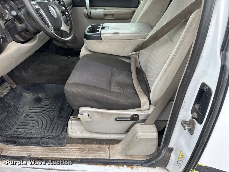 image for item EM8410 2007 Chevrolet Silverado 2500HD Ext. Cab pickup truck