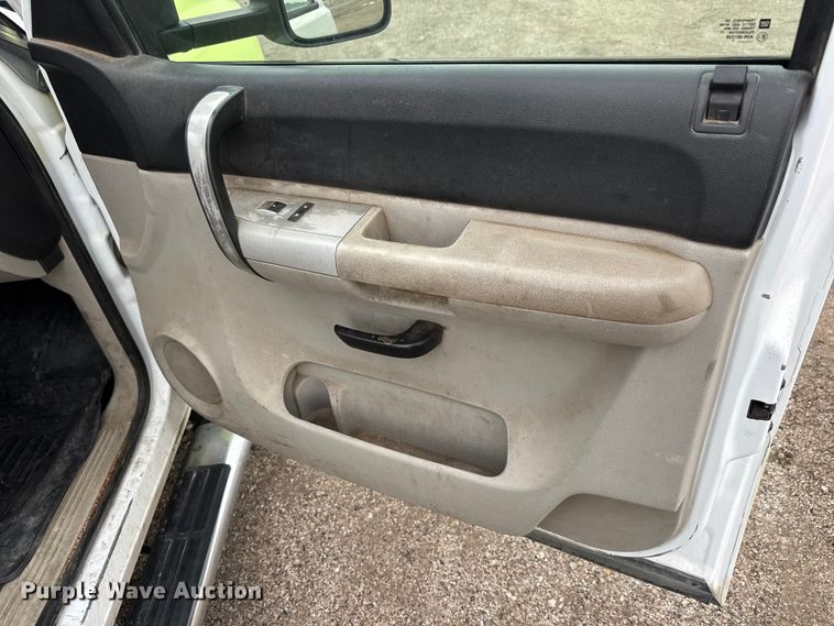 image for item EM8410 2007 Chevrolet Silverado 2500HD Ext. Cab pickup truck