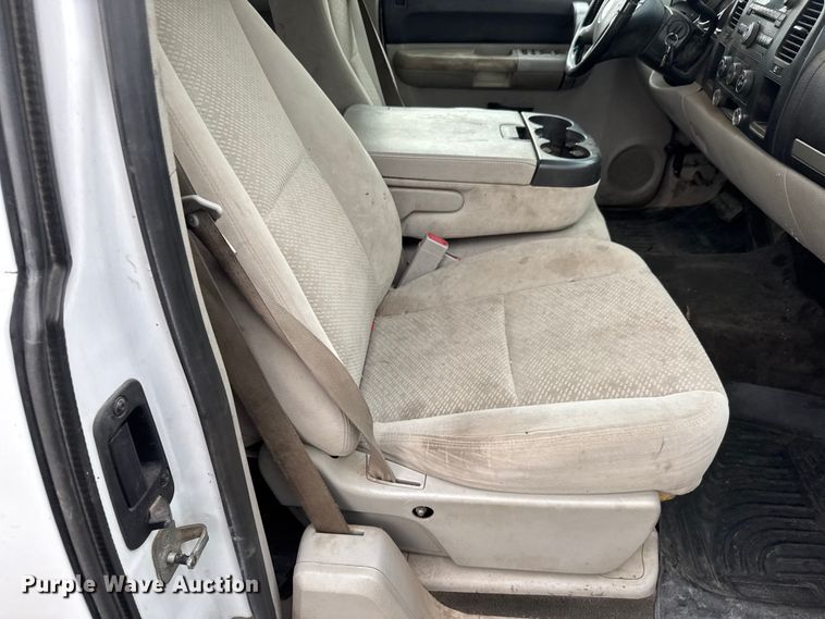 image for item EM8410 2007 Chevrolet Silverado 2500HD Ext. Cab pickup truck