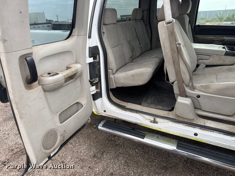 image for item EM8410 2007 Chevrolet Silverado 2500HD Ext. Cab pickup truck