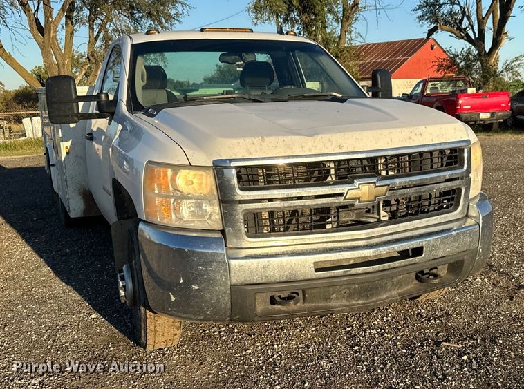 image for item EM8440 2007 Chevrolet Silverado 3500HD utility bed pickup truck