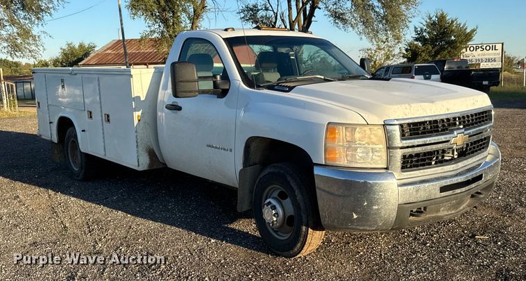 image for item EM8440 2007 Chevrolet Silverado 3500HD utility bed pickup truck
