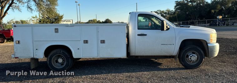image for item EM8440 2007 Chevrolet Silverado 3500HD utility bed pickup truck
