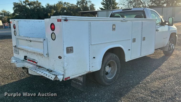 image for item EM8440 2007 Chevrolet Silverado 3500HD utility bed pickup truck