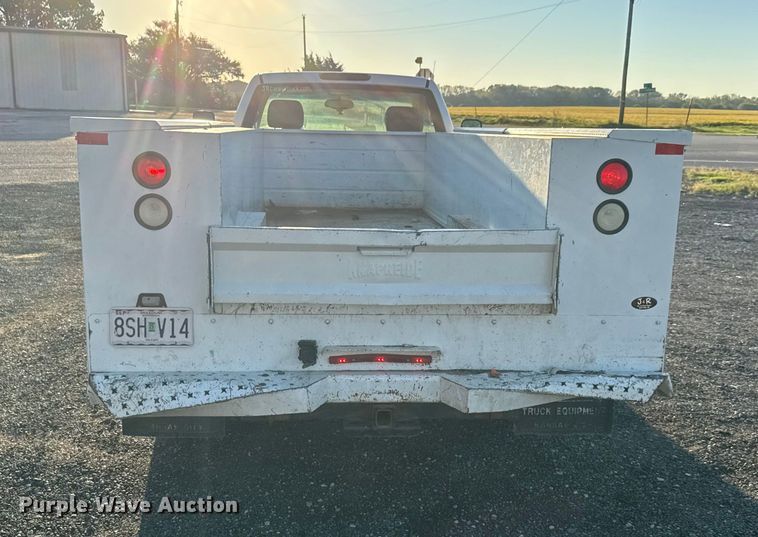 image for item EM8440 2007 Chevrolet Silverado 3500HD utility bed pickup truck