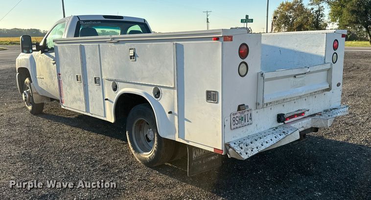 image for item EM8440 2007 Chevrolet Silverado 3500HD utility bed pickup truck