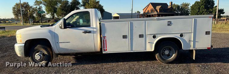 image for item EM8440 2007 Chevrolet Silverado 3500HD utility bed pickup truck