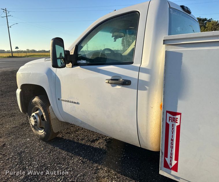 image for item EM8440 2007 Chevrolet Silverado 3500HD utility bed pickup truck