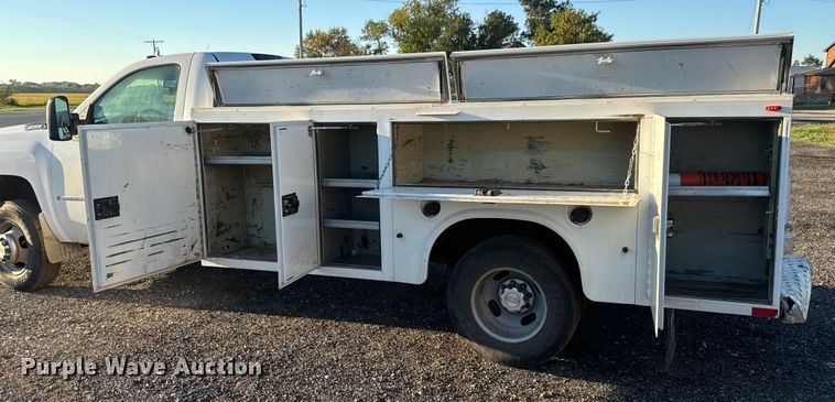 image for item EM8440 2007 Chevrolet Silverado 3500HD utility bed pickup truck