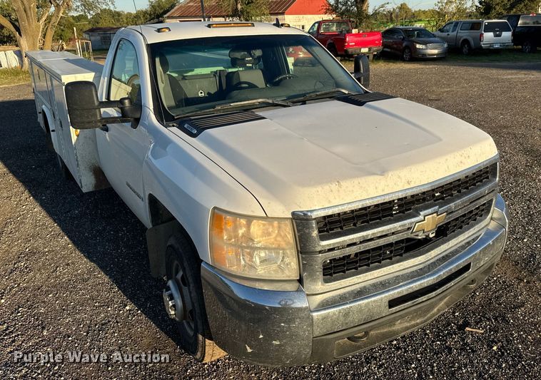 image for item EM8440 2007 Chevrolet Silverado 3500HD utility bed pickup truck