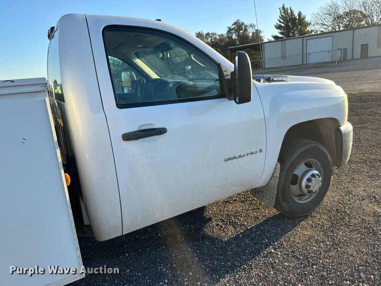 image for item EM8440 2007 Chevrolet Silverado 3500HD utility bed pickup truck