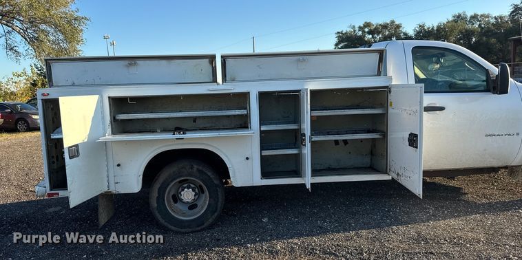 image for item EM8440 2007 Chevrolet Silverado 3500HD utility bed pickup truck