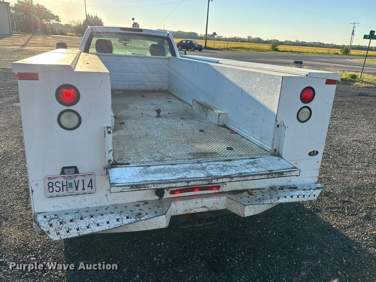 image for item EM8440 2007 Chevrolet Silverado 3500HD utility bed pickup truck