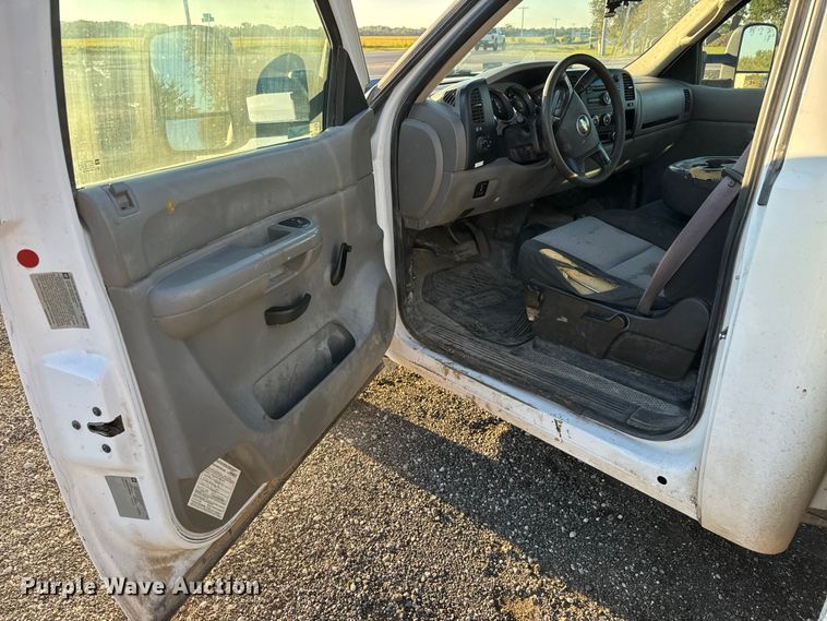 image for item EM8440 2007 Chevrolet Silverado 3500HD utility bed pickup truck