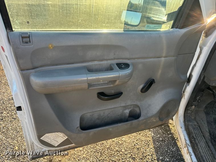 image for item EM8440 2007 Chevrolet Silverado 3500HD utility bed pickup truck